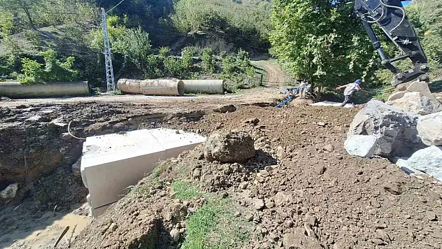 Düzce'de dere yatakları kutu menfezlerle güvenli hale getiriliyor
