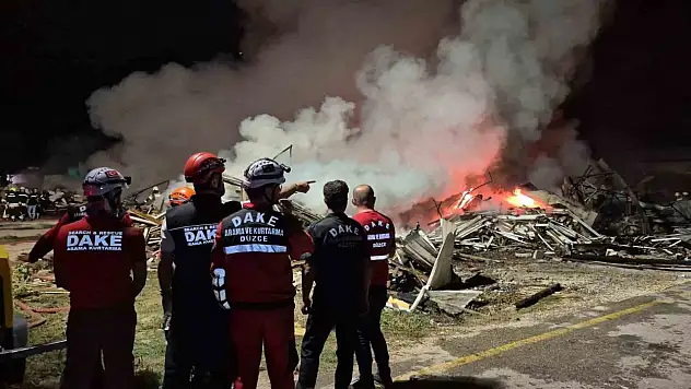 Düzce'de ki yangın sürüyor ekipler evlere sıçramasın diye çalışma yapıyor