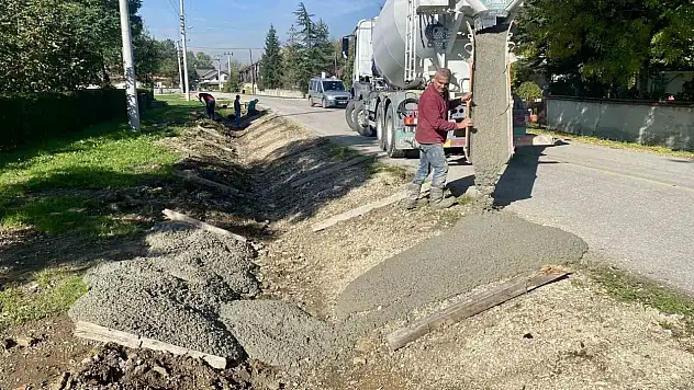 Düzce'de köy yollarına v kanal yapılıyor