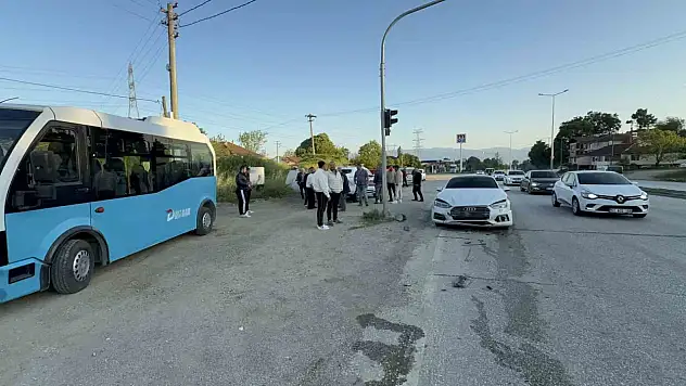 Düzce'de otomobil ışıklarda duran halk otobüsüne çarptı: 6 yaralı