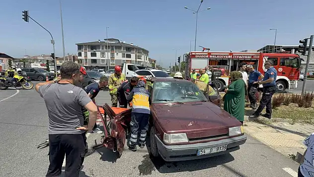Düzce'de otomobiller çarpıştı, yolcu araçta sıkıştı: 3 yaralı