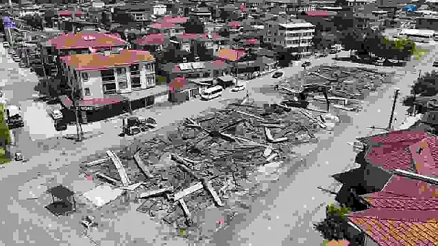 Riskli yapılar temizliyor