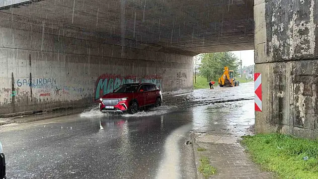 Düzce'de sağanak yağış etkili oldu: Köprü altı suyla doldu