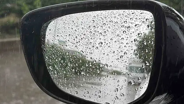 Düzce'de sağanak yağışla yollar göle döndü