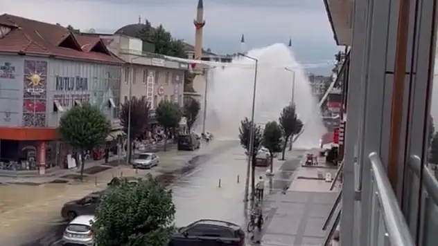 Düzce'de su borusu patladı: 5 metre su fışkırdı