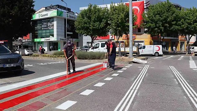 Düzce'de yaya geçit çizgileri yenilenerek belirgin hale getiriliyor