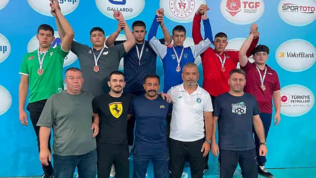 Minik güreşçilerden Türkiye derecesi