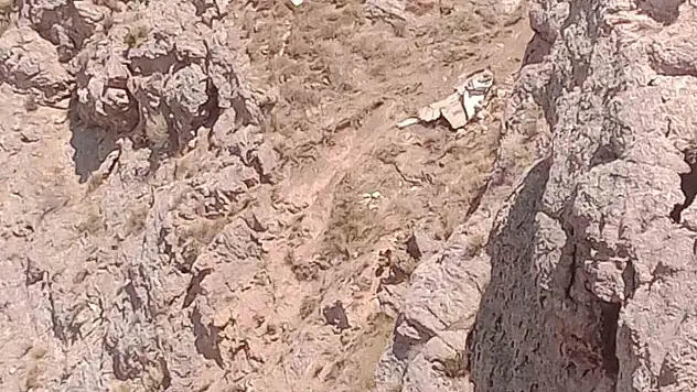El freni çekilmeyen greyderin sürüklediği otomobil uçuruma yuvarlandı: 1 ölü, 1 yaralı