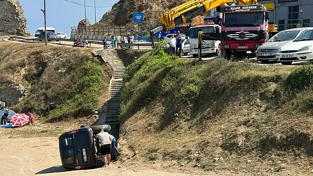 El frenini çekmeyi unuttu, aracı yokuş aşağı düşerek ters döndü