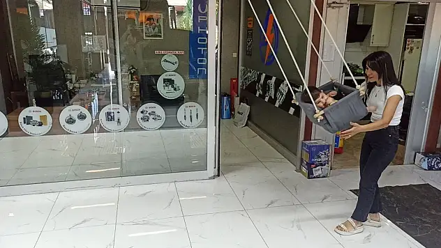 Elektrikçi dükkanına kadın eli değdi: Hem araba tamir ediyor hem de bebek büyütüyor