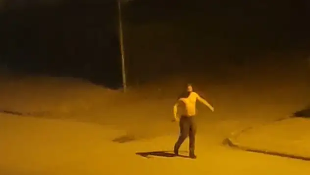 Elinde bıçakla sokak ortasında bağırdı: