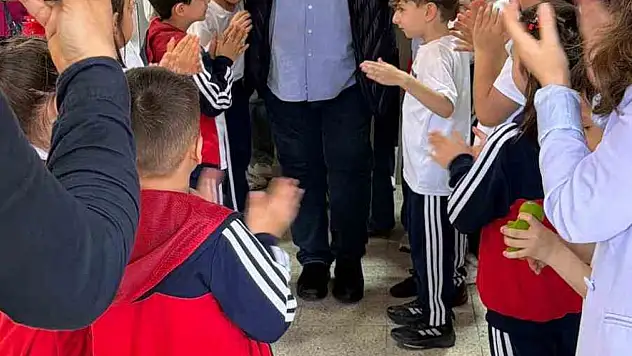 Emekliye ayrılan 43 yıllık öğretmen gözyaşlarıyla veda etti