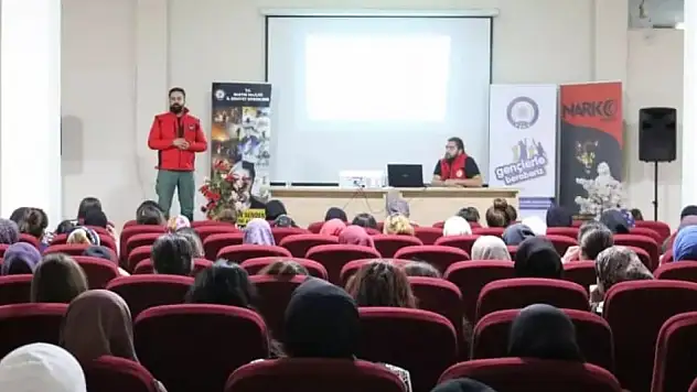 Emniyet gençlerle birlikte