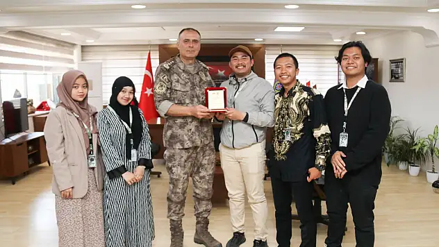 Endonezyalı öğrencilerden anlamlı ziyaret