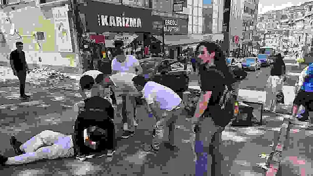 Motosikletin çarptığı yaya yaralandı