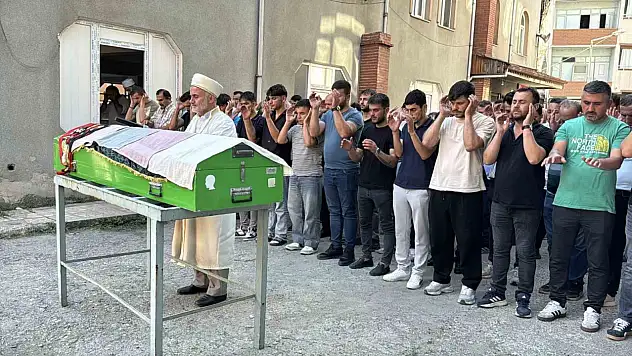 Eşi tarafından öldürülen 3 çocuk annesi kadın toprağa verildi