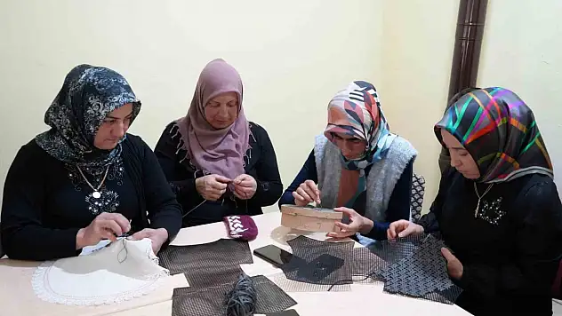 Eski köy okulunda açılan kurs kadınlara umut oldu: Hem öğreniyorlar hem para kazanıyorlar
