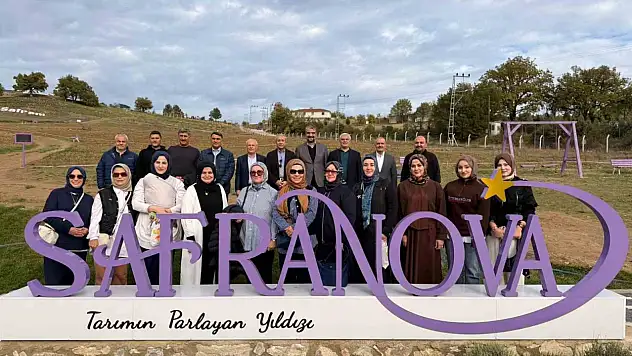 Eski Tarım Bakanı Mehdi Eker safran hasadı yaptı