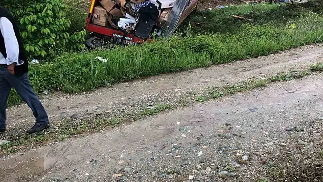 Ev eşyası taşıyan kamyon tarlaya uçtu: 2 yaralı