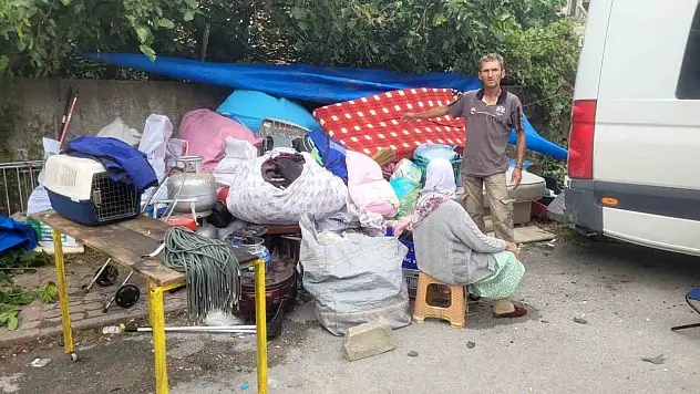 Ev sahibiyle anlaşamadıkları için eşyalarını otoparka taşıyan aile yeni eve yerleştirildi
