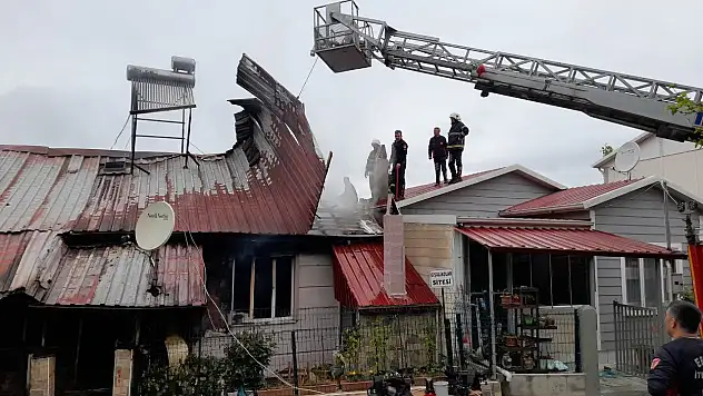 Evde başlayan yangın kapıdaki aracı eritti 