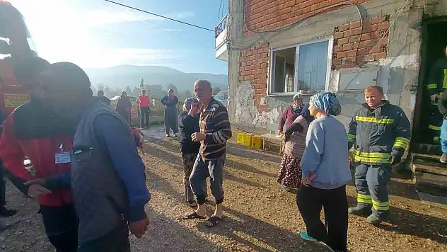 Evde yangın çıktı, 2 kişi hastanelik oldu