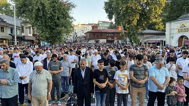 Binlerce kişi camiye akın etti