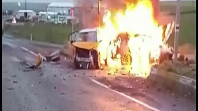 Feci kazada araçlar cayır cayır yandı