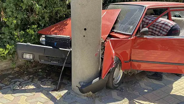 Önce araca, ardında beton direğe çarptı: 1 yaralı