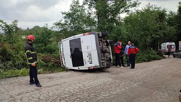 Fındık işçilerini taşıyan minibüs devrildi