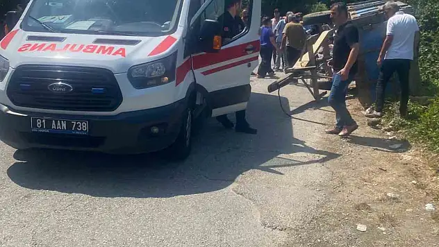Fındık işçilerini taşıyan traktör devrildi: 8 yaralı