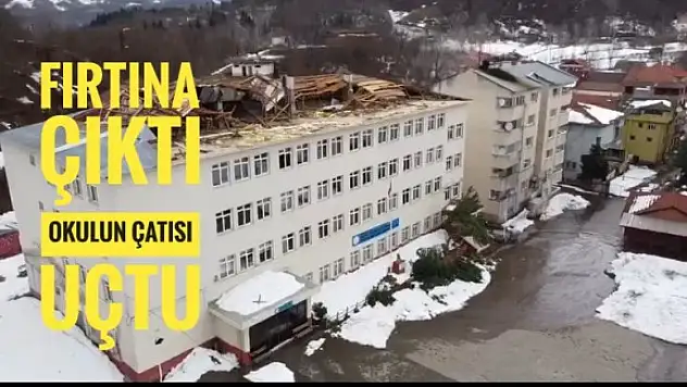 FIRTINA ÇIKTI OKULUN ÇATISI UÇTU