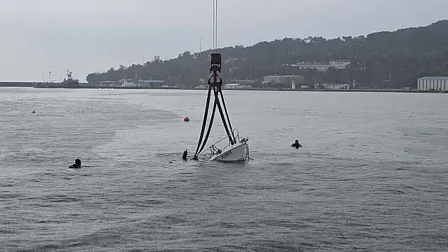 Fırtınada batan mini yat vinç yardımıyla karaya çıkarıldı