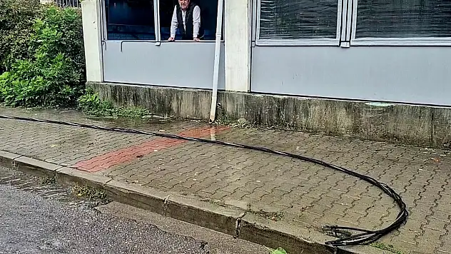 Fırtınada kopan elektrik telleri ekipleri seferber etti