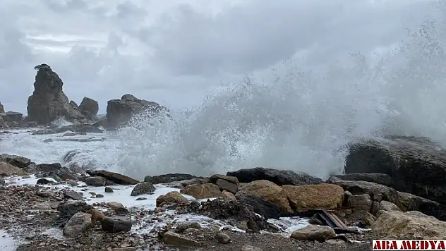 Fırtınalı hava dev dalgalar oluşturdu