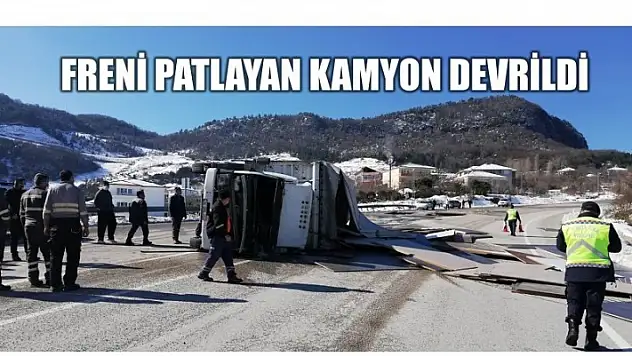 FRENİ PATLAYAN KAMYON DEVRİLDİ