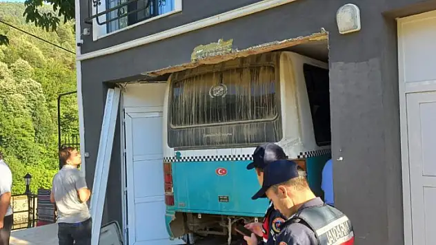 Freni patlayan minibüs eve girdi
