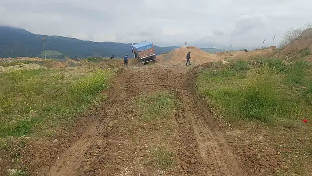 Frenleri patlayınca yoldan çıktı, kum yığınları kurtardı