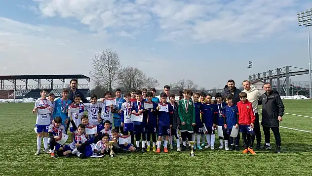 Futbolda şampiyon Bilgi Ortaokulu oldu