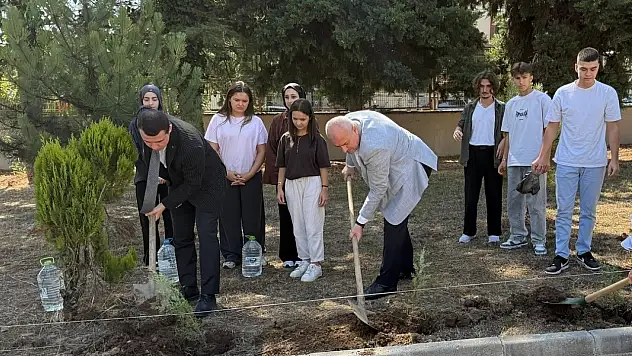 Geleceğe nefes olacak fidanlar toprakla buluştu
