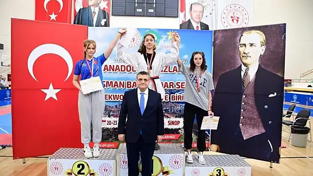 Genç tekvandocular madalyalarına kavuştu