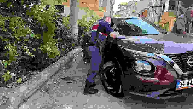 Geri kayan otomobil ağaca çarpı: 3 yaralı