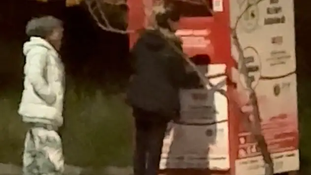 Giysi kumbarasından kıyafet çaldılar