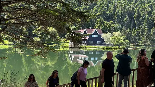 Gölcük Tabiat Parkı tatilcilerin akınına uğradı:
