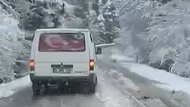 Gölcük yolunda kar sürprizi: Kar lastiği olmayan araç yolda kaldı