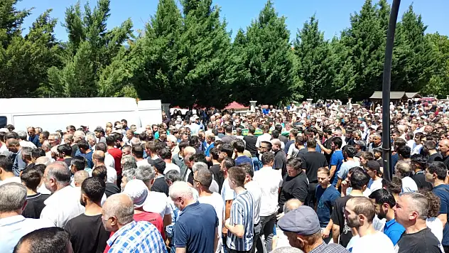 Gölde boğulan genç, gözyaşlarıyla son yolculuğuna uğurlandı