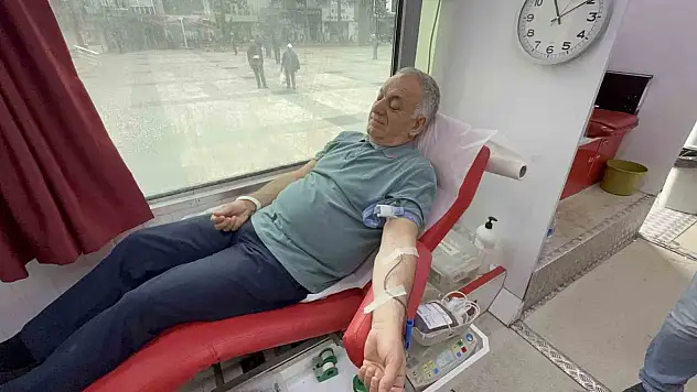 Görme engelli eski Milletvekili Ayva, Düzce'de kan bağışı çağrısında bulundu