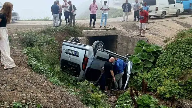 Gümüşhane'de yayla yolunda hafif ticari araç menfeze devrildi: 4 yaralı