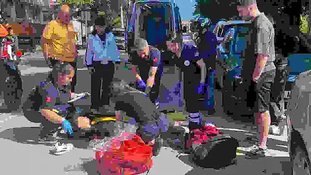 Hafif ticari araca çarparak savrulan motosikletli yaralandı