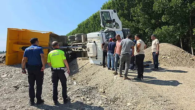 Hafriyat yüklü kamyon devrildi